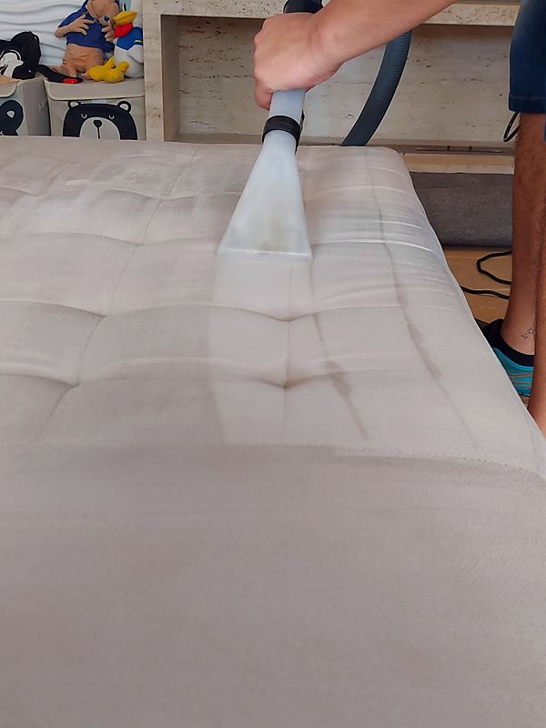 Extratora passando na chaise bege e deixando o tecido mais claro